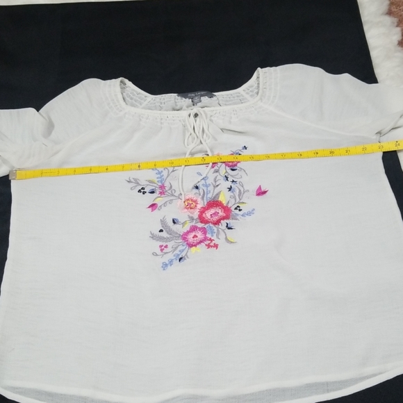 Daisy Fuentes floral embroidered tunic top. Size M - Picture 7 of 8
